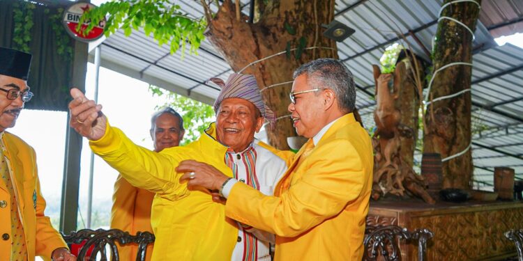 Wali Kota Parepare, Taufan Pawe (kanan) dan  Luther Barung, Sesepuh Partai Golkar di Tana Toraja