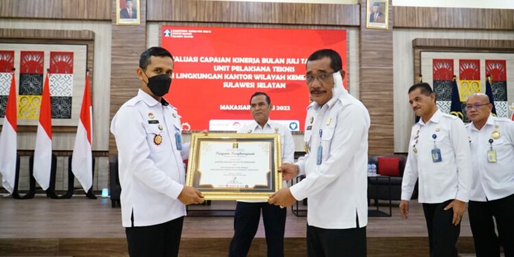 Kakanwil Kemenkumham Sulsel, Liberti Sitinjak memberikan penghargaan kepada salah satu UPT terbaik di aula kantor Kemenkumham Sulsel, Rabu (20/7/2022)