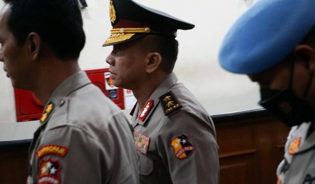 Ferdy Sambo keluar dari ruang sidang setelah menjalani persidangan selama 16 jam. Foto: Kumparan.com