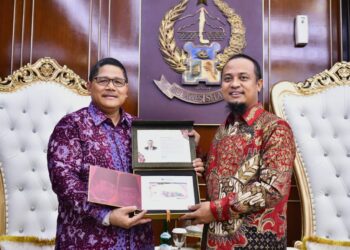 BI Sulsel Serahkan Uang Kertas Cetakan Baru Nomor Seri Tahun Kelahiran Gubernur Andi Sudirman