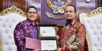 BI Sulsel Serahkan Uang Kertas Cetakan Baru Nomor Seri Tahun Kelahiran Gubernur Andi Sudirman