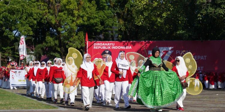 Aksi defile salah satu tim PKK dari Kabupaten Maros yang mengenakan sayap kupu-kupu di Rujab Gubernur Sulsel, Jumat (26/8/2022)