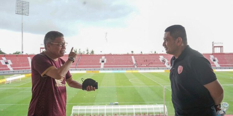 Wali Kota Parepare, HM Taufan Pawe berbincang dengan CEO PSM, Munafri Arifuddin saat studi tiru Stadion Kapten I Wayan Dipta, Gianyar, Bali, Selasa lalu (9/8/2022)