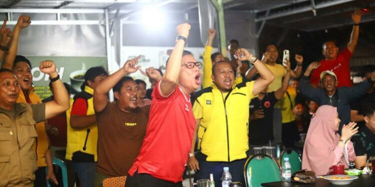 Wali Kota Parepare, HM Taufan Pawe saat nobar Rans Nusantara vs PSM Makassar di Kedai OK, Senin (15/8/2022).