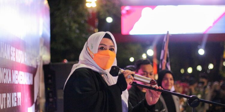 Ketua Tim Penggerak (TP) PKK Kota Parepare, Hj Erna Rasyid Taufan melepas barisan gerak jalan tingkat SD/MI atau sederajat di alun-alun kota, Lapangan Andi Makkasau Parepare, Selasa (23/8/2022) malam