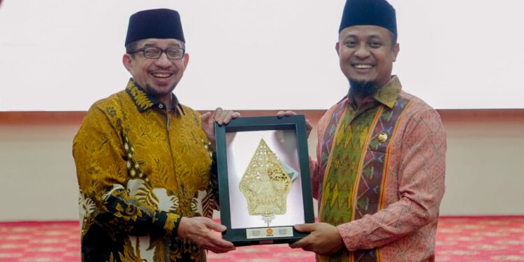 Ketua Majelis Syuro PKS, Dr Salim Segaf Al Jufri dan Gubernur Sulsel, Andi Sudirman Sulaiman di Baruga Pattingalloang, Makassar, Sabtu (6/8/2022)