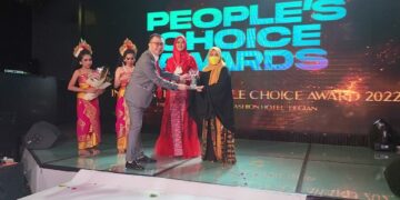 Diakui Dunia, Erna Rasyid Taufan Raih Dua Penghargaan Bergengsi Internasional Award Harian Disway