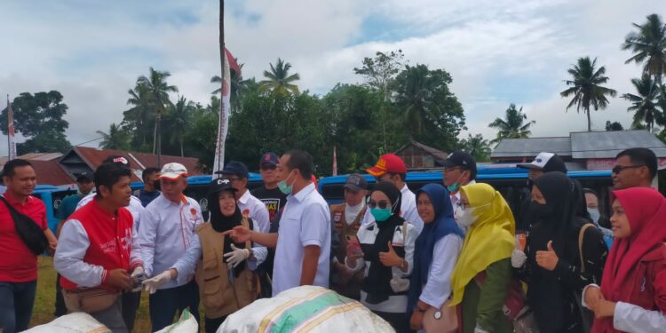 Gubernur Sulsel, Andi Sudirman Sulaiman mengamati tumpukan sampah yang dikumpulkan peserta jalan santai Anti Mager di Desa Mappesangka, Kecamatan Ponre, Kabupaten Bone, Sabtu (13/8/2022)