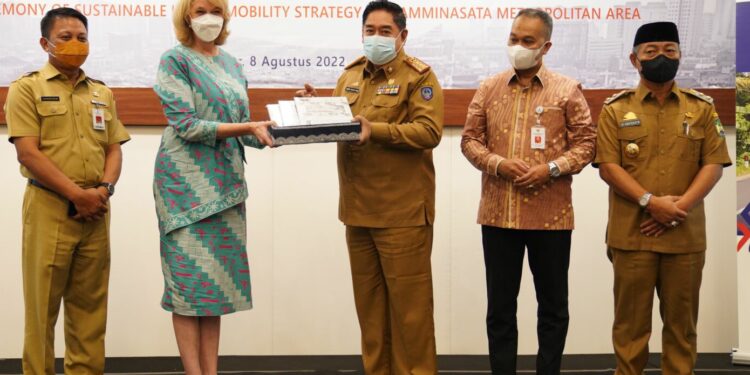 Sekda Provinsi Sulsel, Abdul Hayat Gani menerima dokumen kerja sama dari Konjen Australia, Bronwyn Robbins di Hotel Claro, Senin (8/8/2022)