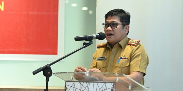 Kepala Diskominfo-SP Sulsel, Amson Padolo memberi sambutan pada bimtek SP4N-LAPOR! di Hotel Gammara, Selasa (2/8/2022)