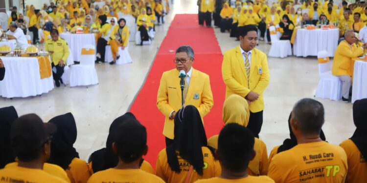 Ketua DPD I Golkar Sulsel, Taufan Pawe (TP) melantik kepengurusan DPD II Golkar Barru, di Gedung Islamic Center Barru, Sabtu (20/8/2022).