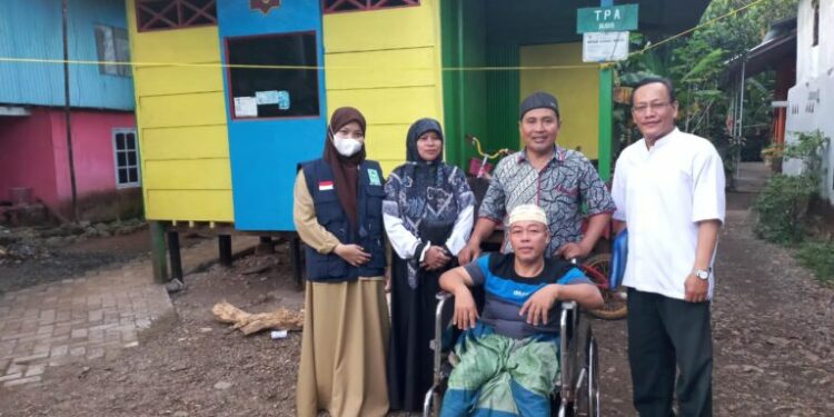 Pengurus BKPRMI Sulsel bertandang ke rumah ustaz Amin untuk menyalurkan insentif di Kecamatan Mandai, Maros, Senin (1/8/2022)