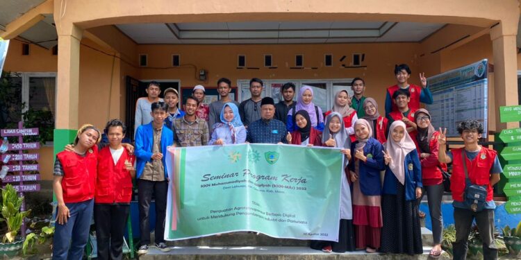 Peserta KKN MAs Kelompok 99 di wilayah Kecamatan Cenrana, Kabupaten Maros, Sulsel. Peserta KKN ini diikuti dari berbagai perguruan tinggi Muhammadiyah-Aisyiyah (PTMA) se-Indonesia.