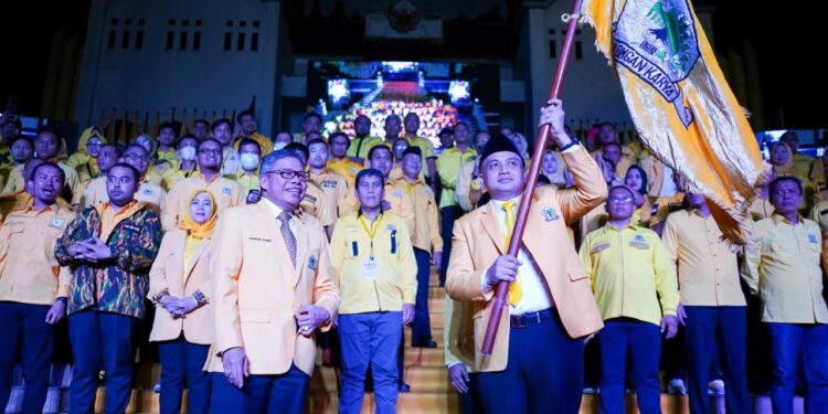 Ketua DPD I Golkar Sulsel, Taufan Pawe melantik kepengurusan DPD II Golkar Kota Makassar periode 2021 - 2026 di bawah komando Munafri Arifuddin (Appi) di Monumen mandala, Jalan Jend. Sudirman, Jumat (19/8/2022) malam.