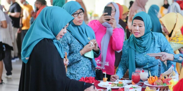 Ketua TP PKK Parepare, Hj Erna Rasyid Taufan meninjau menu makanan sehat dalam lomba B2SA di Kebun Raya Jompi'e Parepare, Sabtu (27/8/2022)