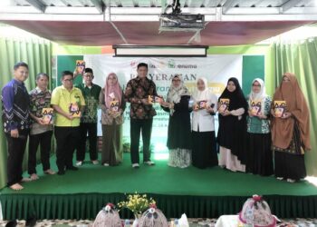 Penyerahan Tablet Progtam Edutabmu di SD Muhammadiyah 2 Unggulan Terpadu Mamajang, Kamis (18/8/2022)