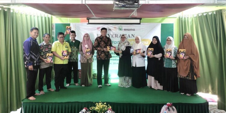 Penyerahan Tablet Progtam Edutabmu di SD Muhammadiyah 2 Unggulan Terpadu Mamajang, Kamis (18/8/2022)