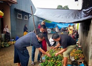 Dukung Ekonomi Kerakyatan, Gubernur Andi Sudirman : Sering-sering ki Belanja di Pasar Tradisional