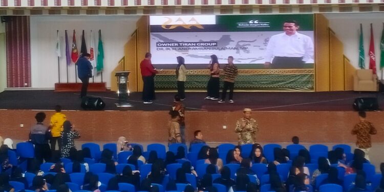 Di hadapan ribuan mahasiswa baru IAIN Parepare, mantan Menteri Pertanian RI, Andi Amran Sulaiman membagikan beasiswa pendidikan kepada sejumlah mahasiswa di Auditorium IAIN Parepare, Kamis (25/8/2022)