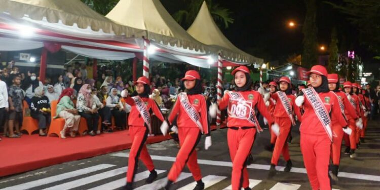 Peserta gerak jalan yang dibuka resmi oleh Wali Kota Parepare, HM Taufan Pawe di Lapangan Andi Makkasau Parepare, Senin malam (22/8/2022).