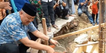 Bupati Irwan Hamid dan IAS Sumbang Pembangunan Masjid Bugis Wakka