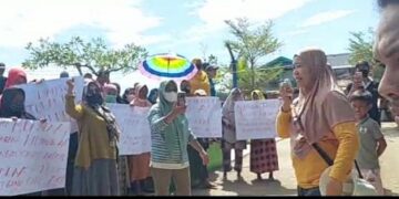 Warga Tallo Gelar Aksi Tolak Model At Grade Jalur KA Segmen E di Sulsel