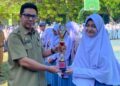 --ist--
Penyerahan piala oleh pemenang lomba kepada pihak sekolah yang diterima oleh Rudiansyah, Wakil Kepala SMA Negeri 1 Parepare bidang Humas selaku pembina upacara, Senin 15 Agustus.