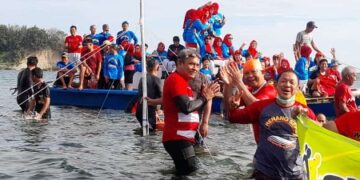 Komunitas Renang Parepare Kibarkan Bendera di Tengah Laut, Usia 74 Tahun pun Ikut