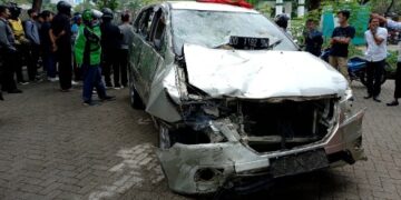 Tabrak Pengendara Motor, Mobil dan Pengemudi yang Diduga ODGJ Diamuk Massa