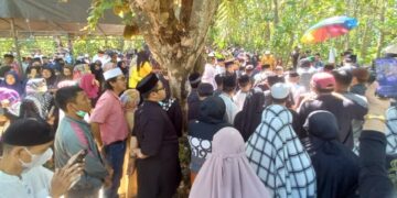 FOTO : Suasana Prosesi Pemakaman Hj Andi Nurhatina Tipu, Ketua DPRD Parepare