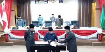 Foto (Ist) : Wakil Ketua DPRD Parepare, Tasming Hamid (kanan) saat menyerahkan Ranperda Penyelenggaraan KLA kepada Wali Kota Parepare, Taufan Pawe. 