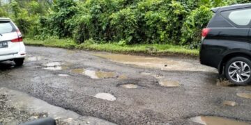 Pengguna Jalan Keluhkan Banyak Lubang di Titik Poros Sidrap-Enrekang Ini
