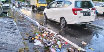 Usai Hujan Lebat, Sampah Berserakan di Jalan KM2 Parepare