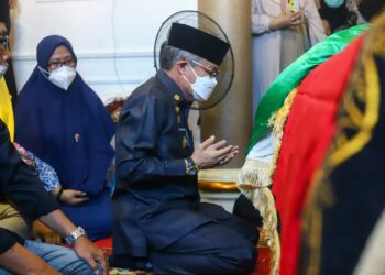 Terisak, Taufan Pawe Ungkap Jasa Puang Tina saat Pelepasan Jenazah