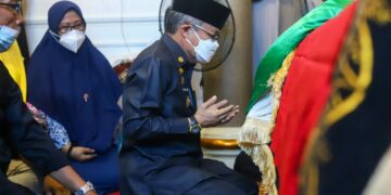 Terisak, Taufan Pawe Ungkap Jasa Puang Tina saat Pelepasan Jenazah