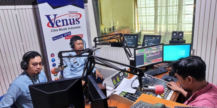 Nasruddin sosialisasikan Persetujuan Otomatis Pencatatan Hak Cipta (POP HC) di Radio Venus Makassar. Senin, 29/08/2022.