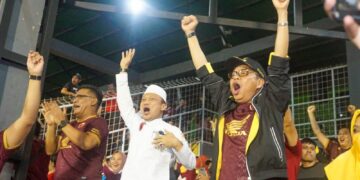 Luapan kebahagian Taufan Pawe dan Ustadz Das'ad Latif saat PSM Makassar berhasil mencetak gol dilini pertahanan Persib Bandung di Stadion BJ Habibie Parepare. Senin, 29/08/2022