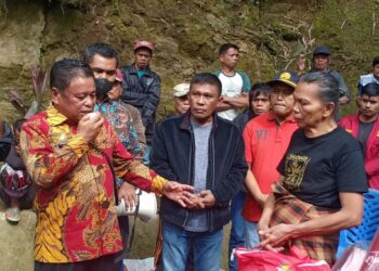 Bupati Toraja Utara Salurkan Bantuan Korban Kebakaran dari Gubernur Sulsel