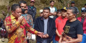 Bupati Toraja Utara Salurkan Bantuan Korban Kebakaran dari Gubernur Sulsel