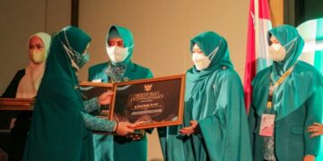 Kiprah Nyata Pelopor Perubahan, Erna Rasyid Taufan Terima Penghargaan Hari Kesatuan Gerak ke-50 PKK