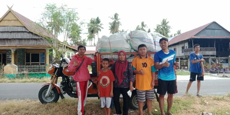 Tumpukan karung sampah yang diperoleh Pemuda Desa Mallongi-longi dan Pramuka MTS DDI Ujung yang siap disetor ke bank sampah Pinrang, Rabu (24/8/2022)