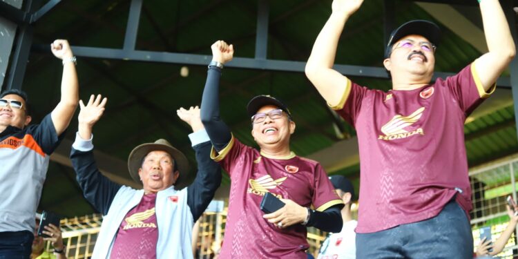 Wali Kota Parepare, Taufan Pawe (TP) bersama Founder Bosowa Grup Aksa Mahmud, menyaksikan laga kandang PSM Makassar melawan Arema FC di Stadion Gelora BJ Habibie (GBH) Kota Parepare, Sabtu (20/8/2022).