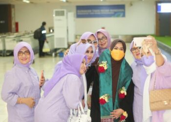 Forum Kreatif Cipta Cendekia (FCC) Sulsel menyerbu Ketua Tim Penggerak PKK Parepare, Hj Erna Rasyid Taufan untuk foto bersama saat penjemputan di bandara internasional Hasanuddin, Maros, Rabu (10/8/2022)