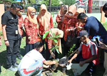 Bentuk Karakter Anak Cinta Lingkungan, DWP Sulsel Tanam Pohon di SMA-SMK