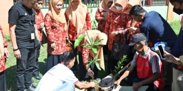 Bentuk Karakter Anak Cinta Lingkungan, DWP Sulsel Tanam Pohon di SMA-SMK
