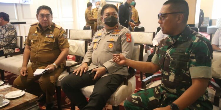 Sekretaris Daerah Provinsi Sulsel, Abdul Hayat Gani (kiri) bersama unsur Muspida mengikuti Rapat Koordinasi Pengendalian Inflasi Daerah yang digelar secara virtual oleh Kementerian Dalam Negeri, Selasa (30/8/2022).