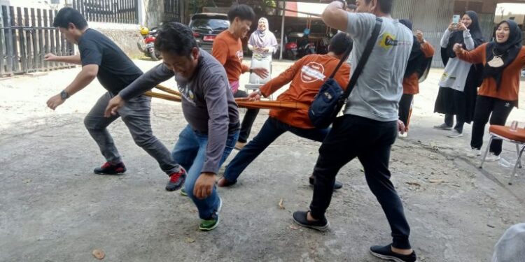 Keseruan staf Bappeda Kota Parepae saat mengikuti salah satu lomba menggunakan sarung dalam rangka HUT Kemerdekaan RI, Jumat (26/8/2022)