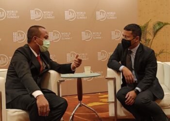 Gubernur Sulsel, Andi Sudirman Sulaiman berbincang akrab dengan Menteri Muda Singapura, Desmond Lee,  di sela World Cities Summit (WCS), Senin, (1/8/2022)