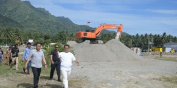 PJ Gubernur Sulbar, Akmal Malik didampingi Kepala Perwakilan BI Sulbar, Hermanto menyambangi proses pengerjaan rest area di PPN Palipi, Majene, Senin (15/8/2022)