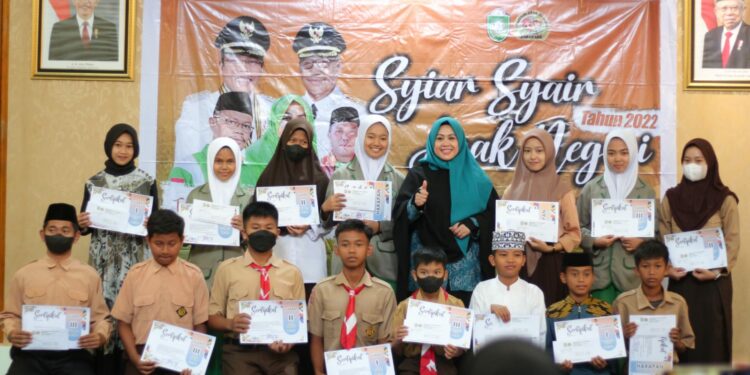 Pembina Majelis Anak Saleh (MAS) Kota Parepare, Hj Erna Rasyid Taufan menutup secara resmi kegiatan lomba bertajuk Syiar Syair Anak Negeri di Barugae Rujab Wali Kota Parepare, Jumat (26/8/2022)